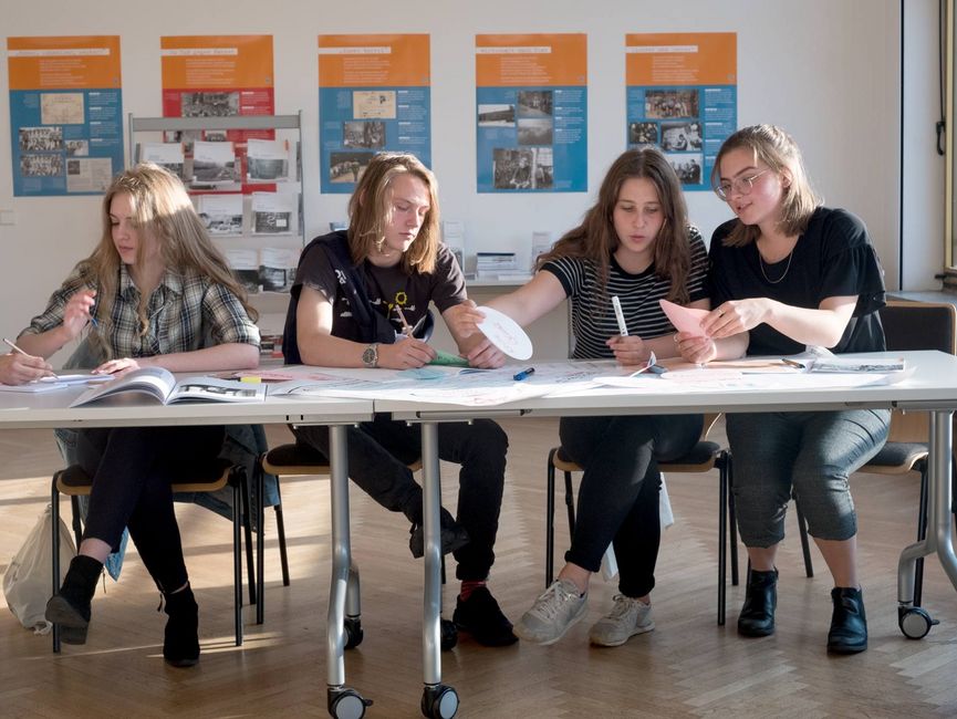 Schülerinnen und Schüler bei der Gruppenarbeit in der Projektwerkstatt des Bundesarchiv – Stasi-Unterlagen-Archiv