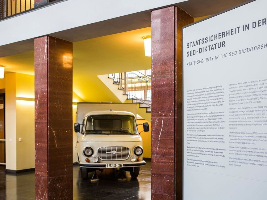 Foyer mit Laster im "Haus 1"